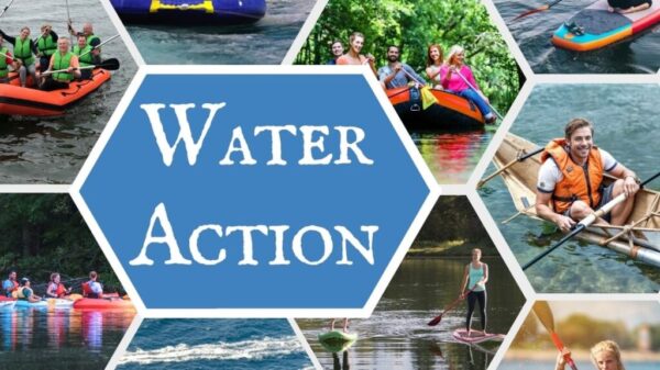 Billedet er en collage med temaet "Water Action" og viser forskellige vandaktiviteter. I midten er en blå sekskantet ramme med teksten "Water Action". Rundt om er billeder af deltagere i kajakker, gummibåde, paddleboards og en mand i en trækanok. Aktiviteten fokuserer på teamwork og eventyr i naturen med spændende og sociale vandoplevelser.