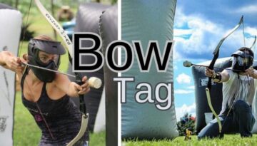 Billedet illustrerer aktiviteten "Bow Tag", en spændende og dynamisk teambuilding-aktivitet, der kombinerer elementer af bueskydning og mærkningsspil. Deltagerne, udstyret med bue og pile med skumpuder, konkurrerer i teams, hvor de skal undvige hinandens skud og ramme modstandere eller specifikke mål. Denne form for teambuilding er perfekt til at forbedre kommunikation og samarbejde, samtidig med at den tilbyder en sjov og fysisk udfordrende oplevelse.