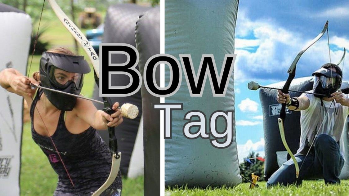 Billedet illustrerer aktiviteten "Bow Tag", en spændende og dynamisk teambuilding-aktivitet, der kombinerer elementer af bueskydning og mærkningsspil. Deltagerne, udstyret med bue og pile med skumpuder, konkurrerer i teams, hvor de skal undvige hinandens skud og ramme modstandere eller specifikke mål. Denne form for teambuilding er perfekt til at forbedre kommunikation og samarbejde, samtidig med at den tilbyder en sjov og fysisk udfordrende oplevelse.