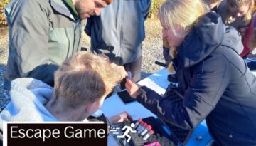 Billedet viser en gruppe mennesker, der er dybt koncentrerede om et "Escape Game" under et teambuilding-event i Aarhus. De er samlet omkring et bord med forskellige gåder og genstande, som de skal bruge til at løse spillets udfordringer. Denne aktivitet er ideel for teambuilding, da den kræver samarbejde, kreativ tænkning og kommunikation mellem deltagerne for at løse mysterierne og "undslippe" indenfor tidsgrænsen.